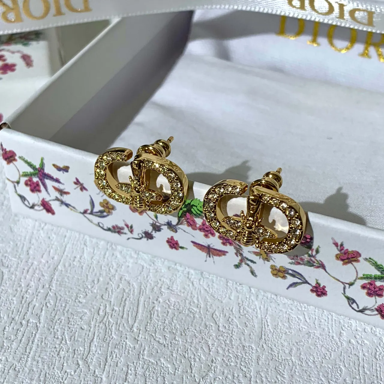 Dior CD Motif Pavé et boucles d'oreilles à tige doré poli 3