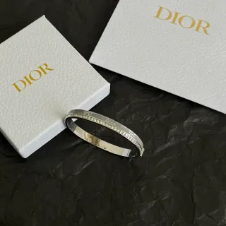 Dior سوارة مزينة بالكريستال ونمط العقدة بلون فضي
