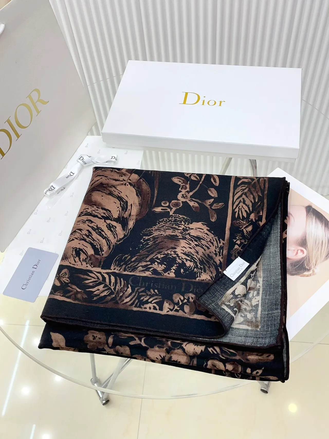 Dior Foulard à Impression Florale Noir et Marron en Soie 4