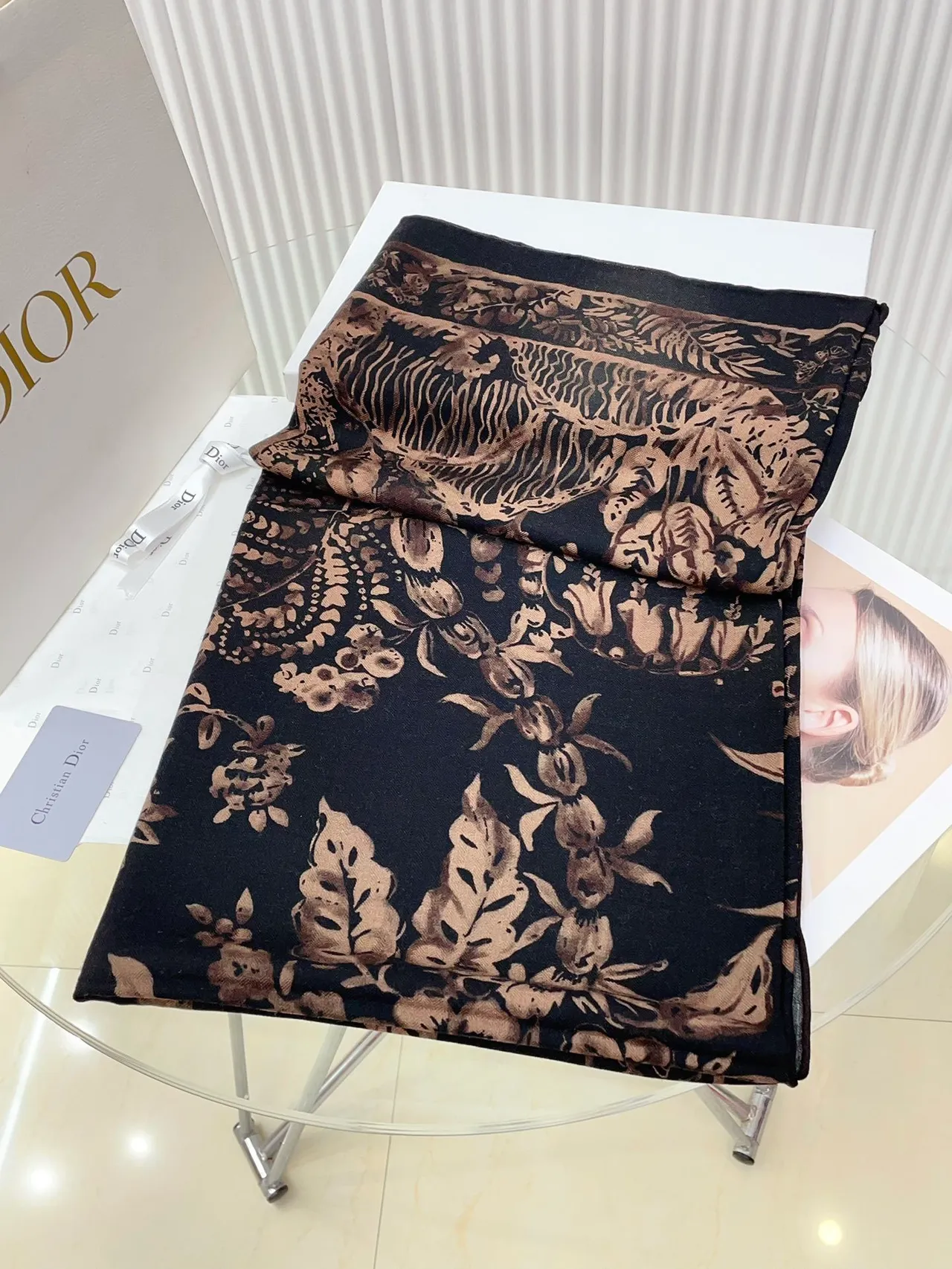 Dior Foulard à Impression Florale Noir et Marron en Soie 5