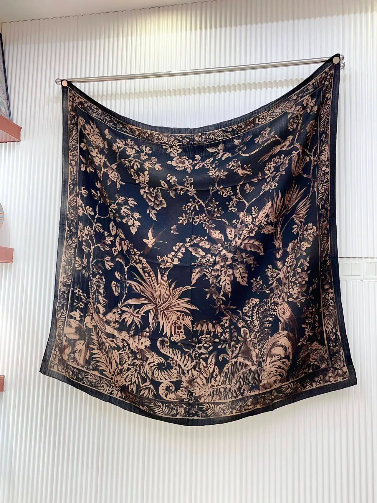 Dior Foulard à Impression Florale Noir et Marron en Soie 6