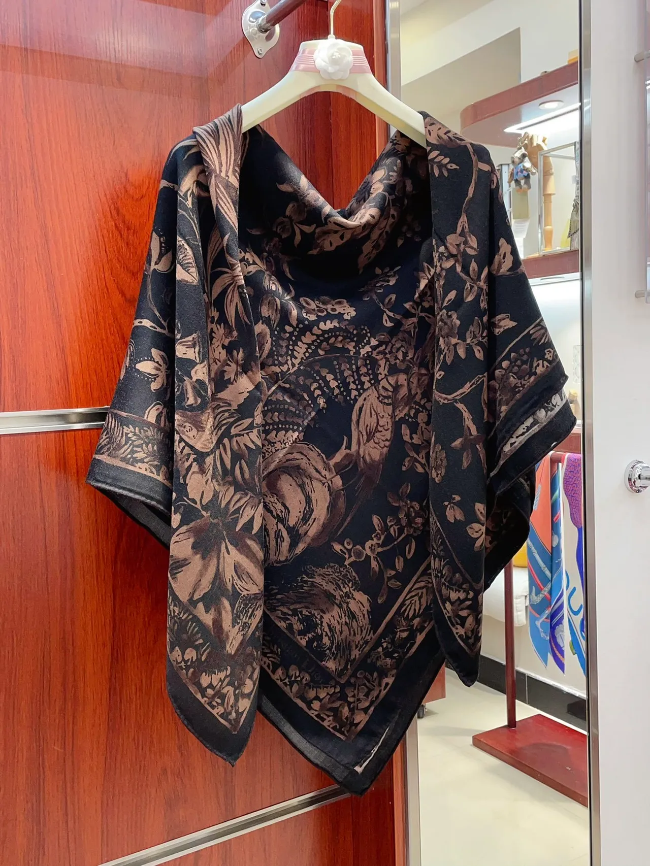 Dior Foulard à Impression Florale Noir et Marron en Soie 7
