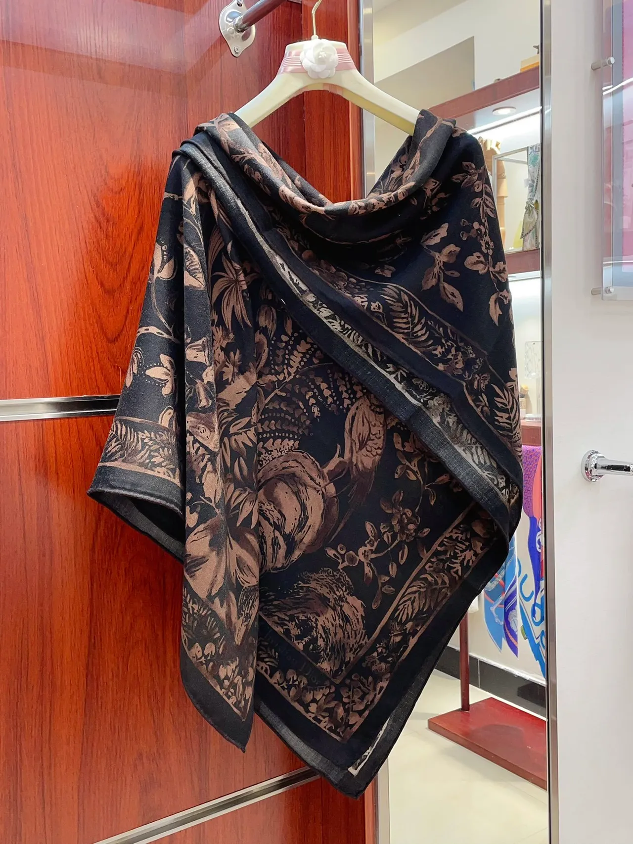 Dior Foulard à Impression Florale Noir et Marron en Soie 8
