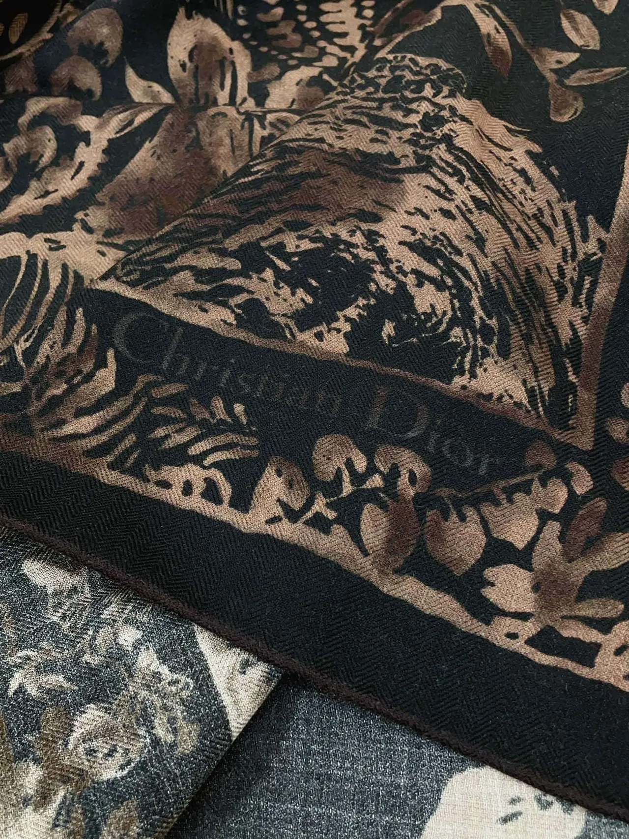 Dior Foulard à Impression Florale Noir et Marron en Soie 9