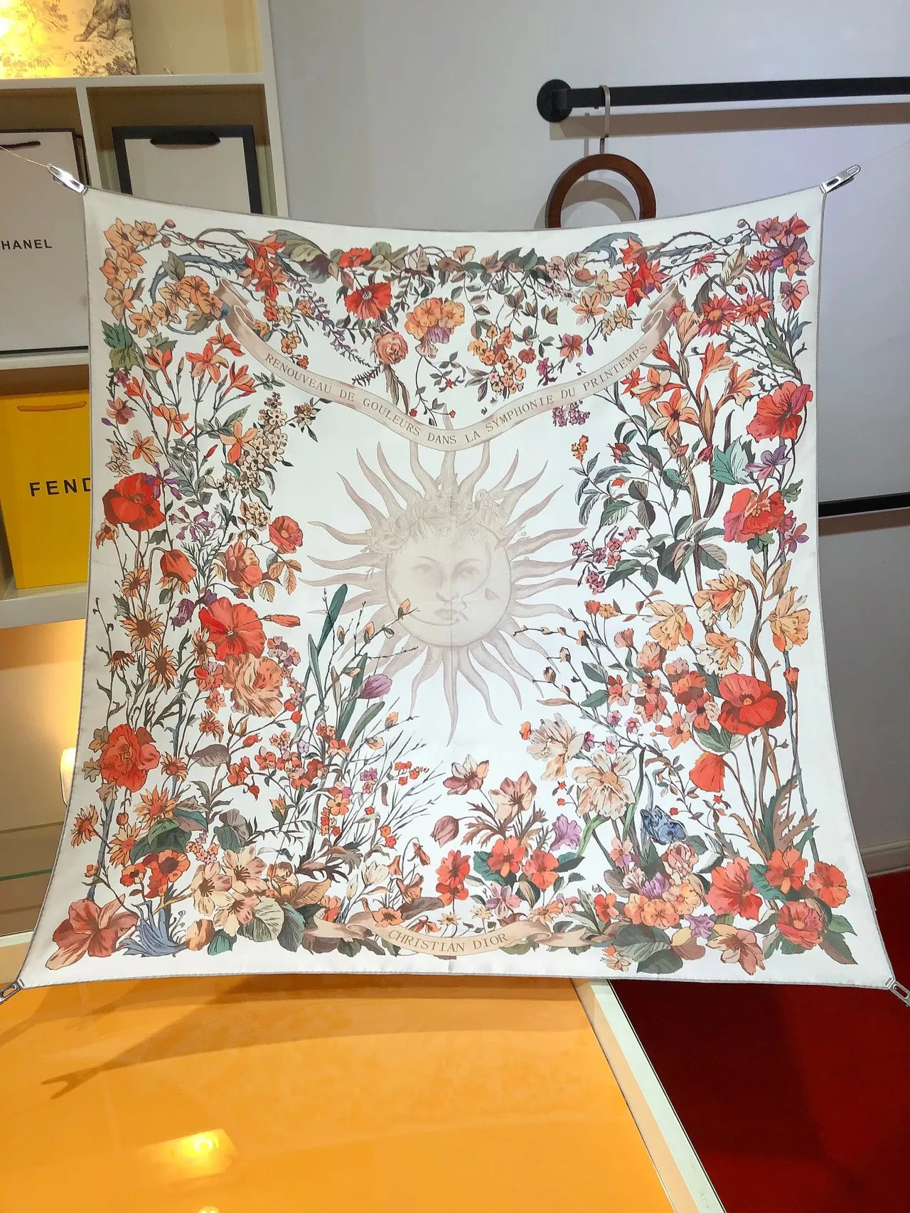 Dior Écharpe de Soie Blanche à Motif Floral 4