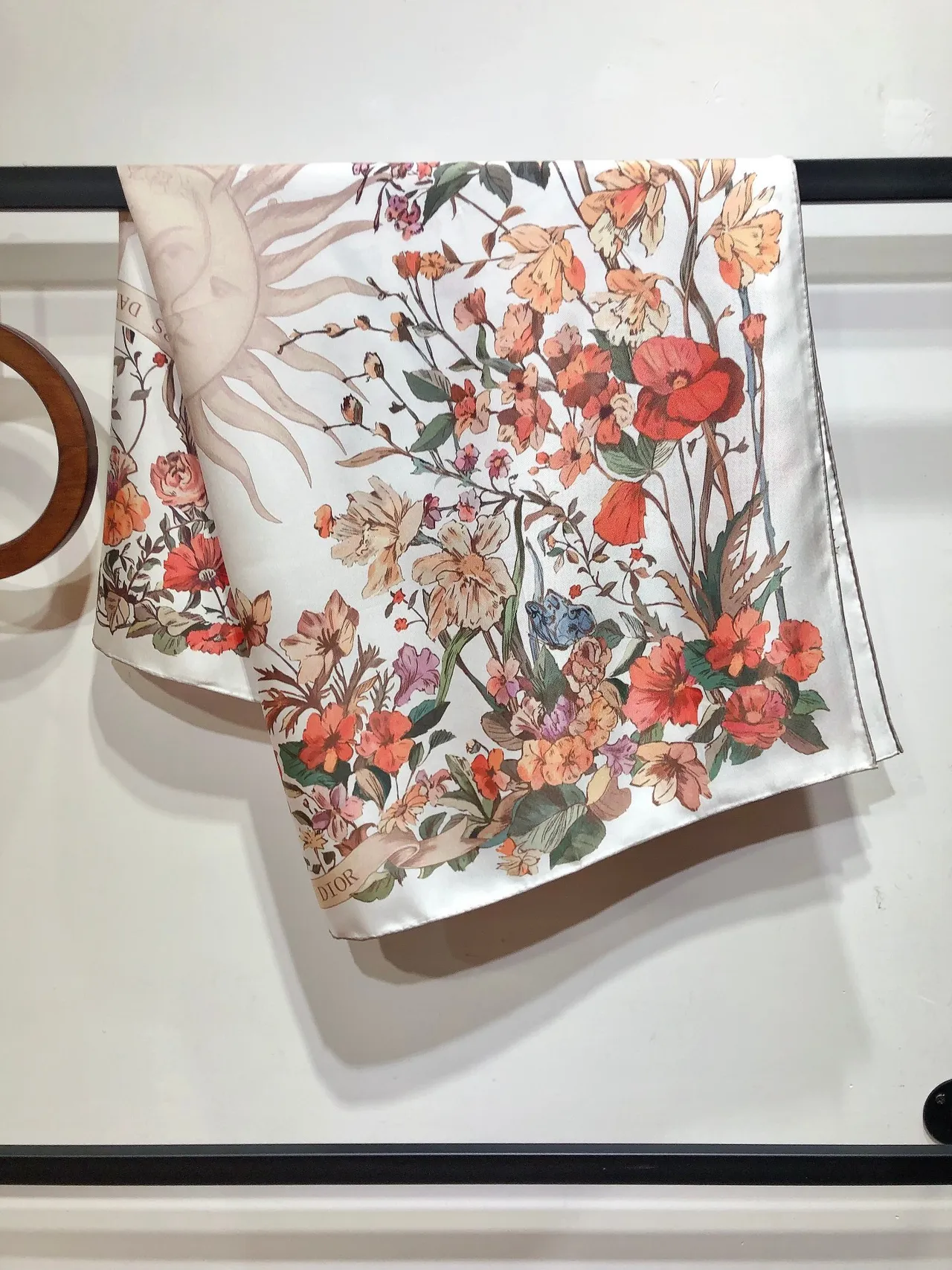 Dior Écharpe de Soie Blanche à Motif Floral 6