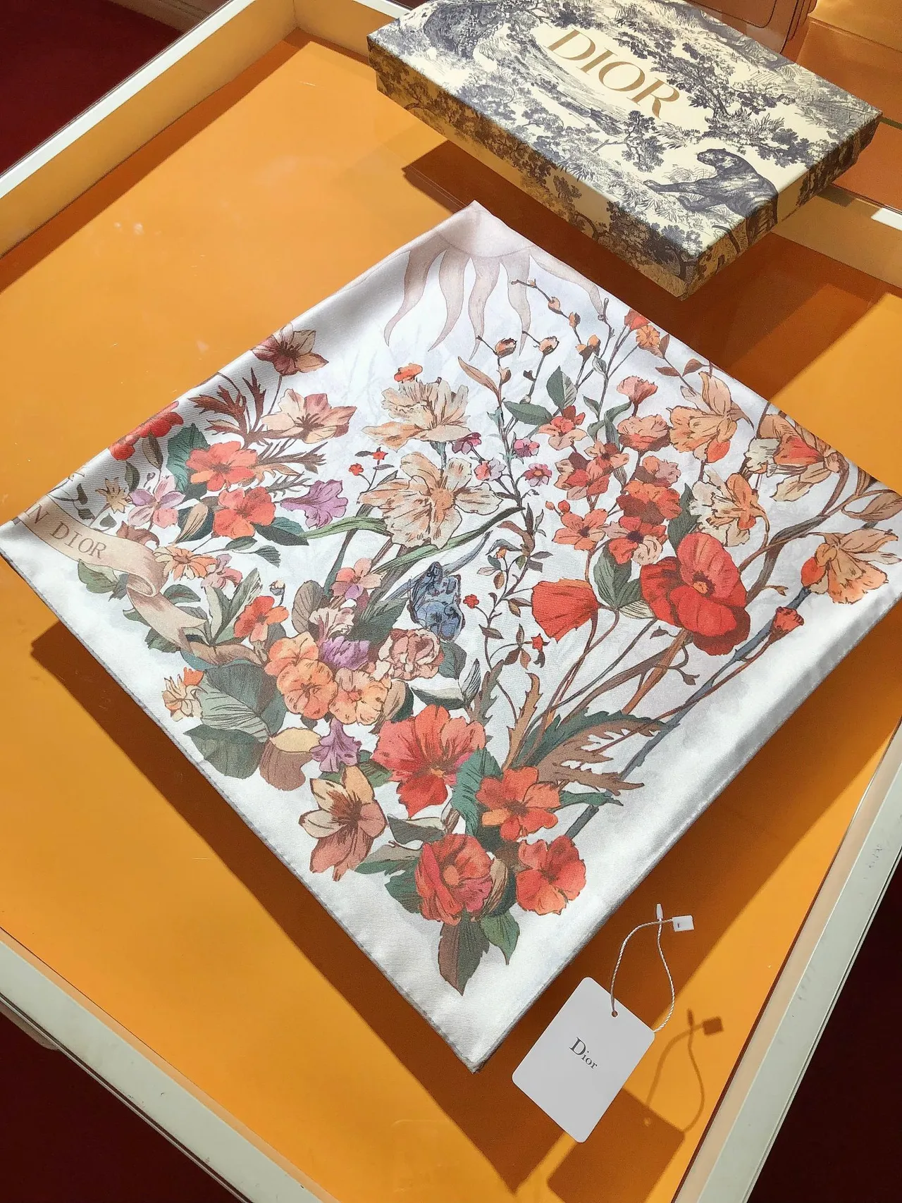 Dior Écharpe de Soie Blanche à Motif Floral 7
