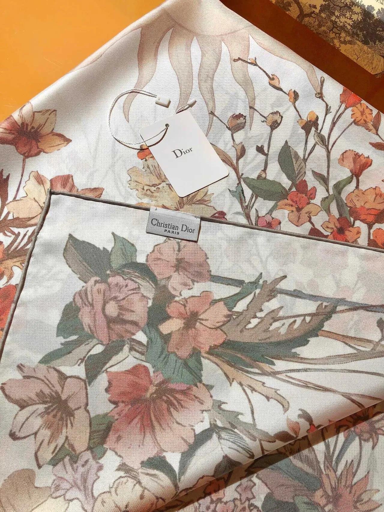 Dior Écharpe de Soie Blanche à Motif Floral 8