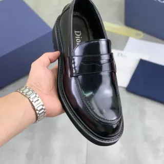 Dior काला ग्लॉसी पेटेंट लेदर पेनी स्ट्रैप लोफर