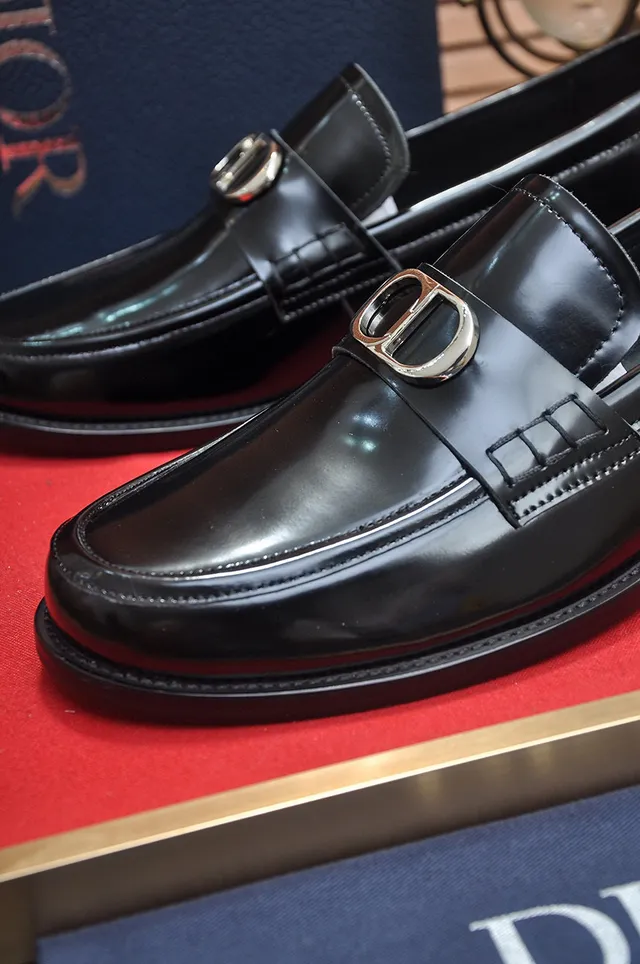 Dior Mocassim Preto Dourado Couro Polido Metal Fivela CD Alça Mocassim 8