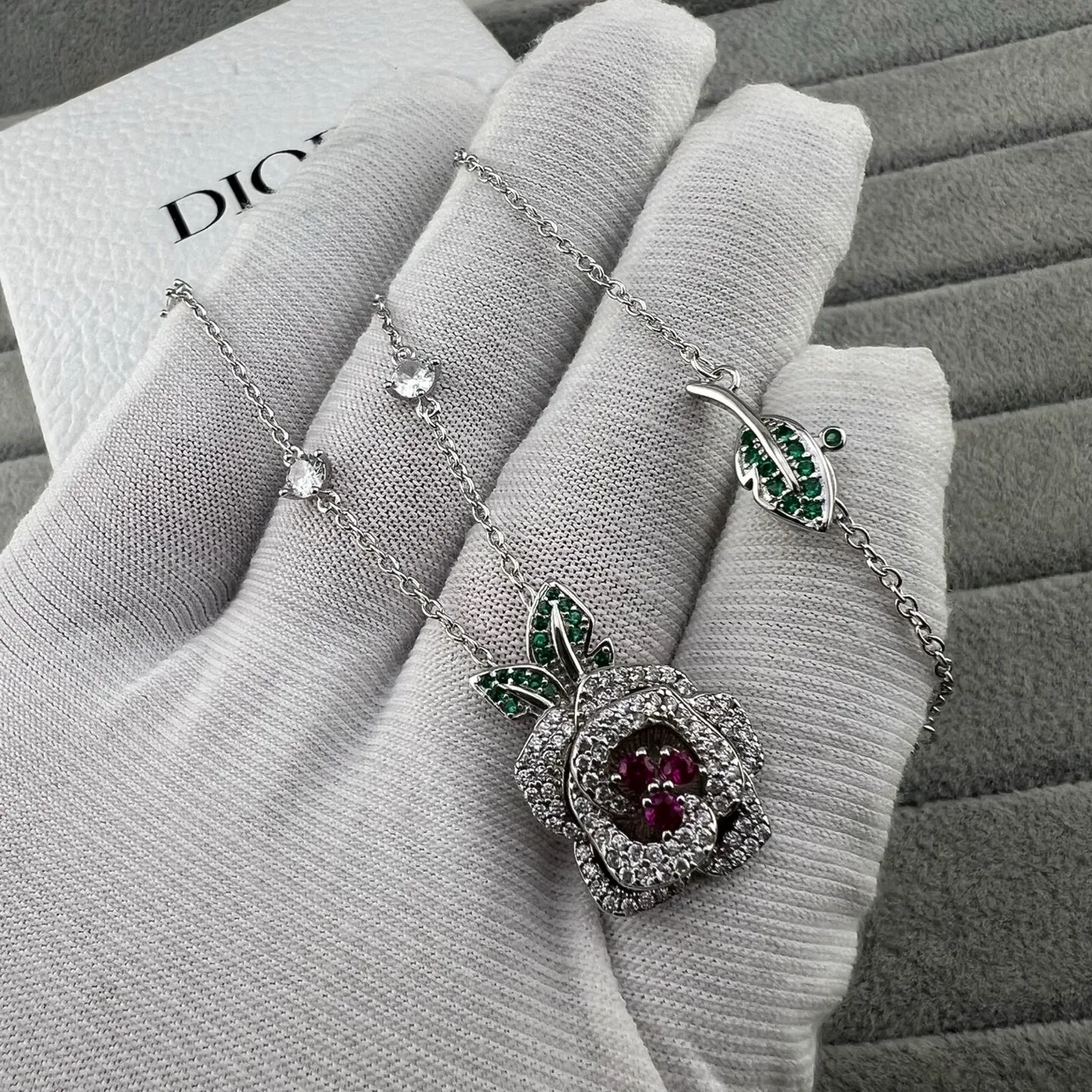 Dior 银绿色花卉玫瑰吊坠 Pavé-Set 宝石项链 2