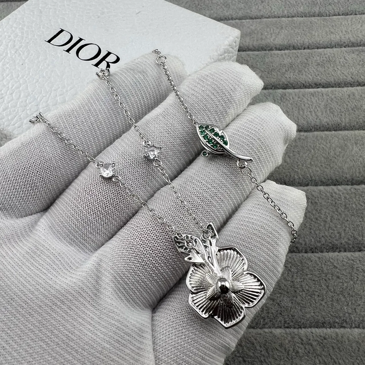 Dior 银绿色花卉玫瑰吊坠 Pavé-Set 宝石项链 3