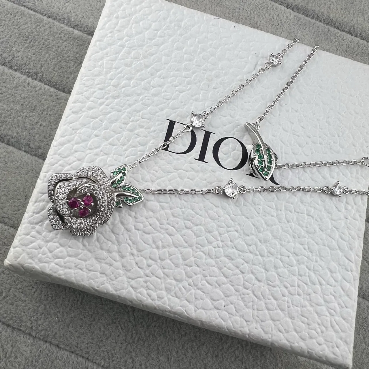 Dior 银绿色花卉玫瑰吊坠 Pavé-Set 宝石项链 4
