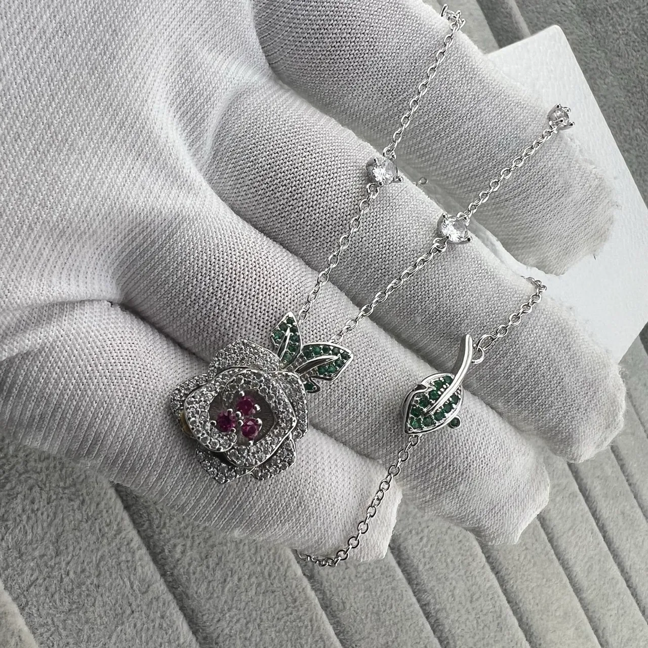 Dior 银绿色花卉玫瑰吊坠 Pavé-Set 宝石项链 5