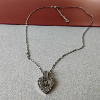 Dior Collier avec pendentif en forme de cœur en argent et bordure incrustée de cristaux