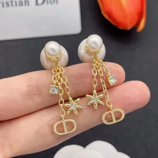 Dior Tribales 珍珠和金色调 D-Logo 三重下坠耳环