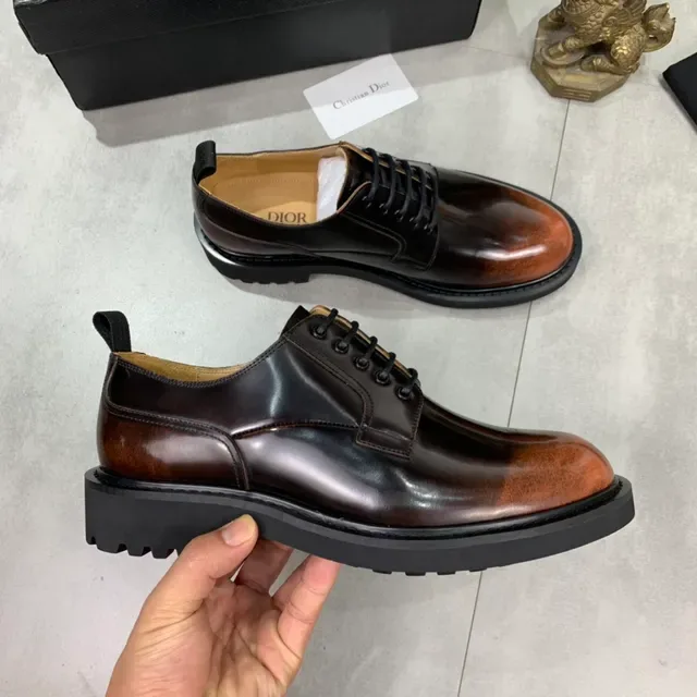 Zapatos Oxford de dos tonos con punta cap-toe pulida de Dior 4