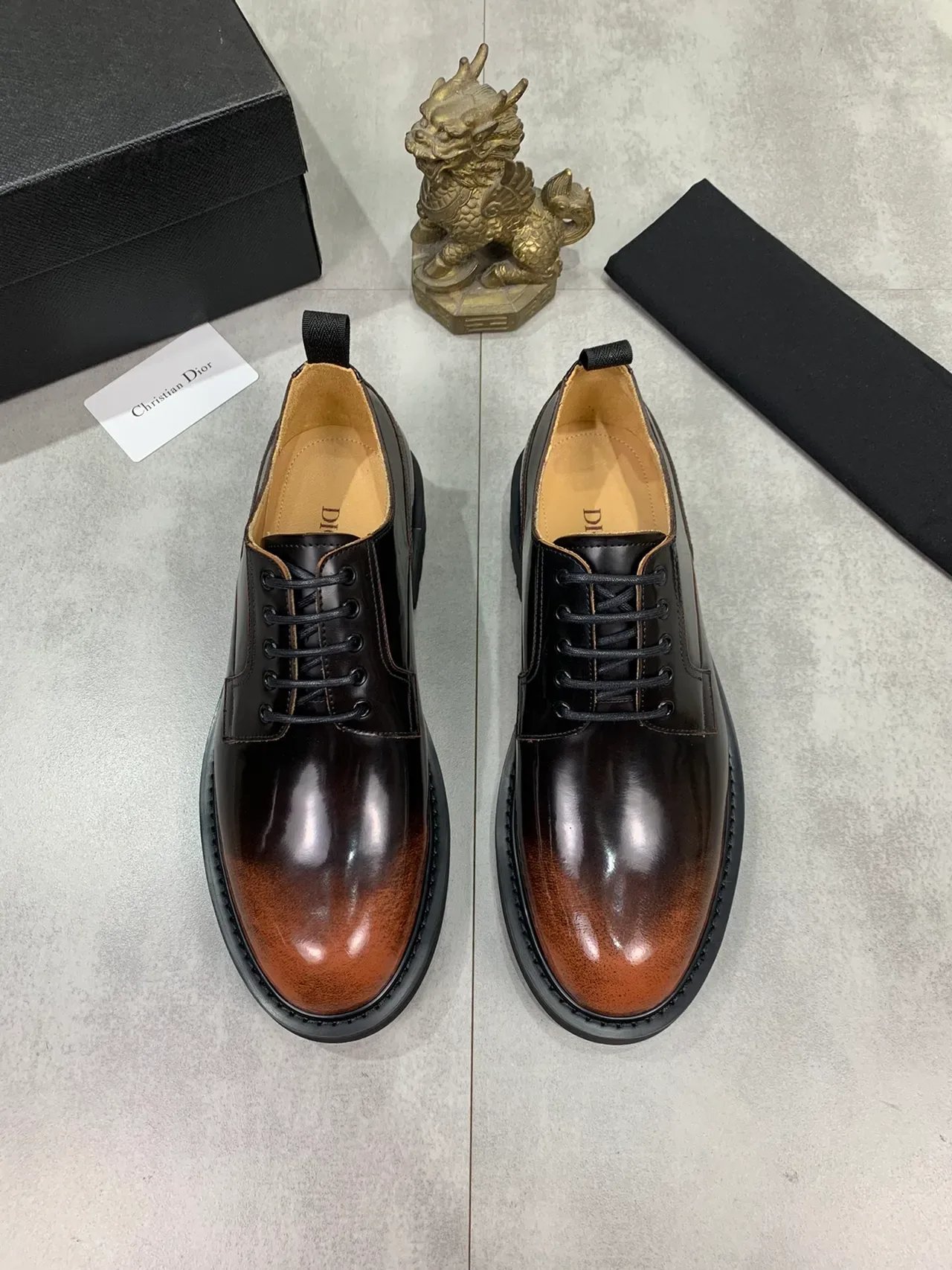 Zapatos Oxford de dos tonos con punta cap-toe pulida de Dior 5