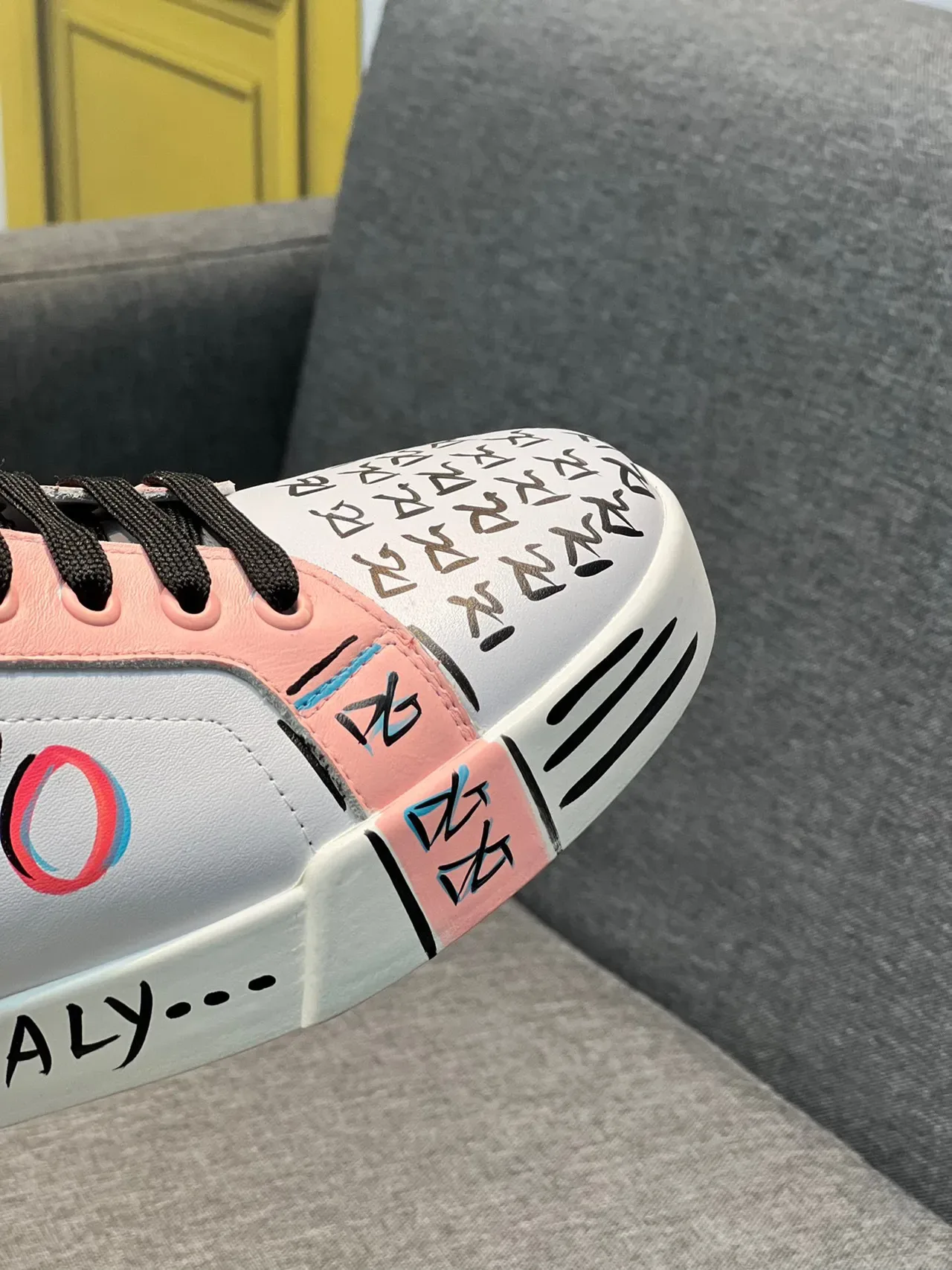 Dolce & Gabbana Graffiti Collection White Pink Leather Upper Lifestyle Sneakers 3