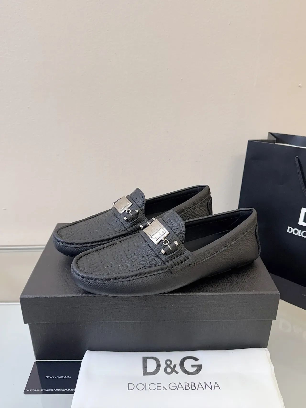 Dolce & Gabbana Portofino Noir Doré Cuir Granulé Embossé DG Monogram Mocassin 2