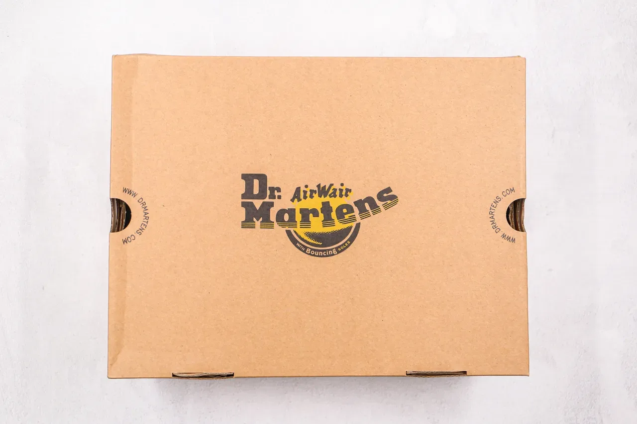 Dr. Martens Chelsea Boot Black Yellow Smooth Leather Welt Stitching Chelsea Boots 3