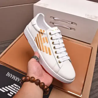 Emporio Armani সাদা সোনালি চামড়া উপরের ঈগল লোগো লাইফস্টাইল স্নিকার্স