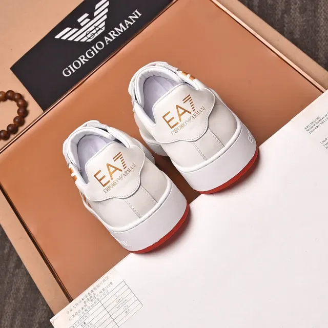 Emporio Armani Sneakers Lifestyle Blanc Doré en Cuir avec Logo d'Aigle 3