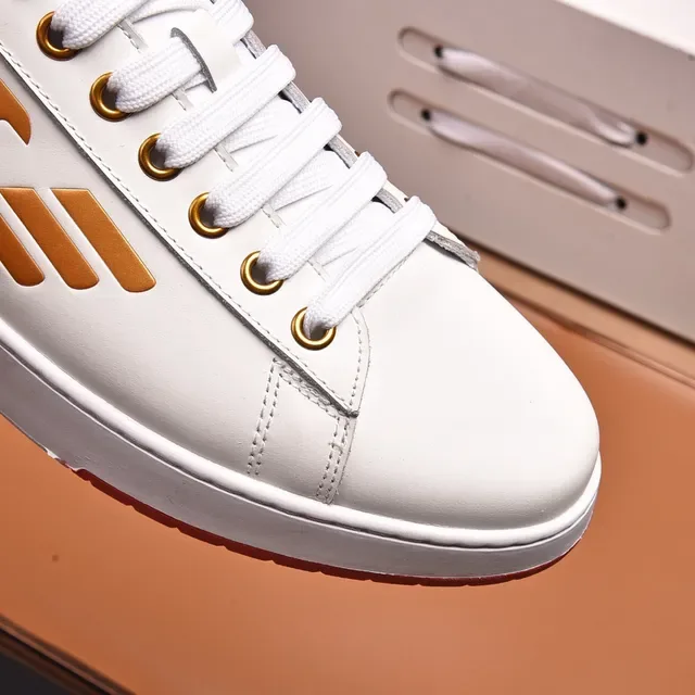 Emporio Armani Sneakers Lifestyle Blanc Doré en Cuir avec Logo d'Aigle 5