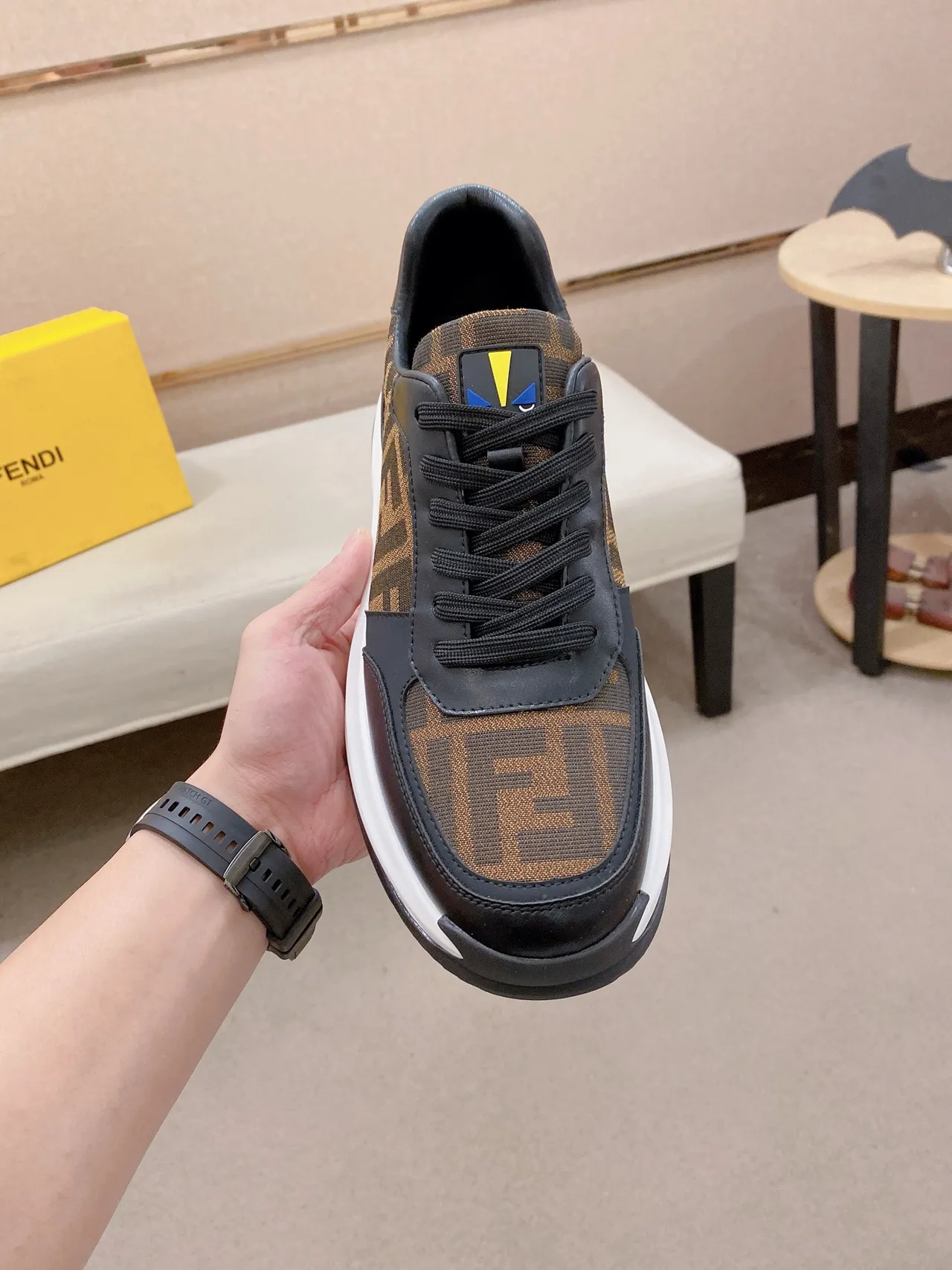 Fendi Tênis chunky com acentos de couro preto e marrom, tecido com monograma 2