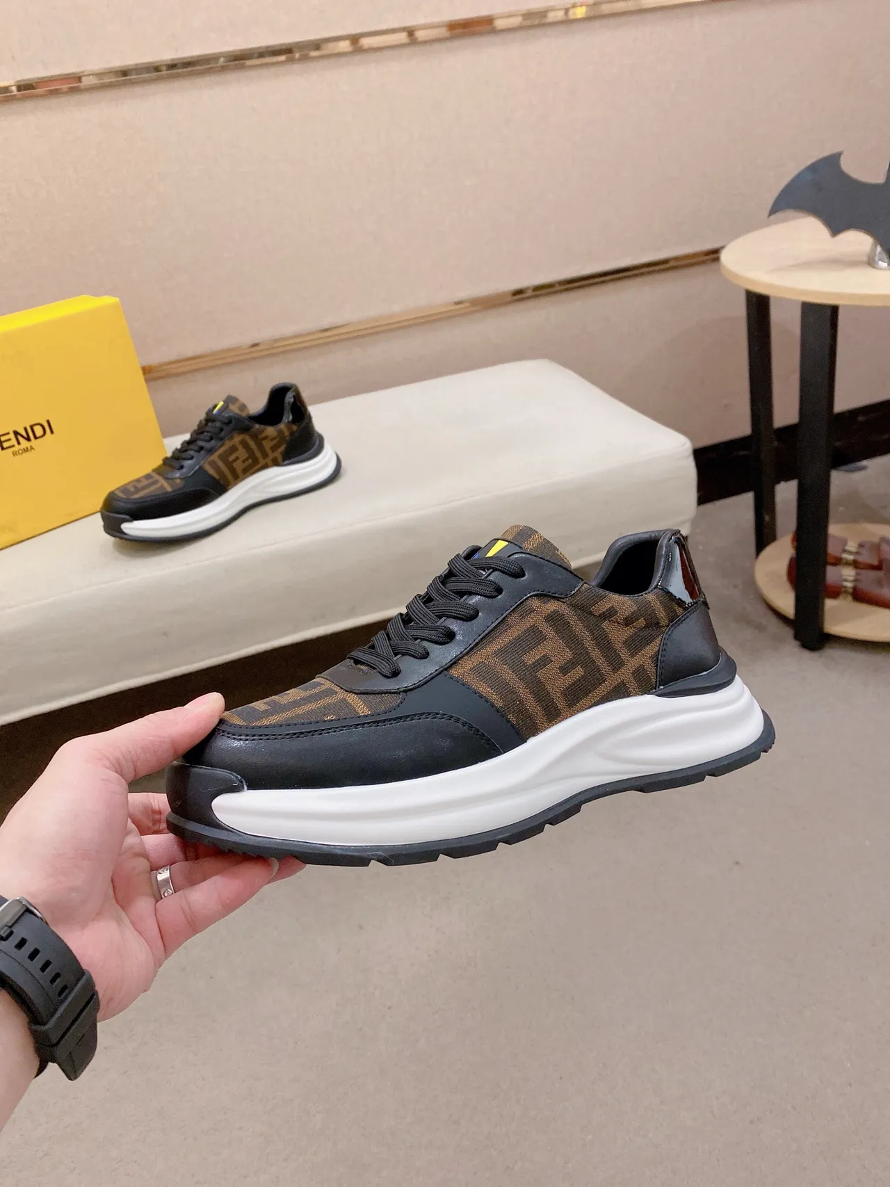 Fendi Tênis chunky com acentos de couro preto e marrom, tecido com monograma 3