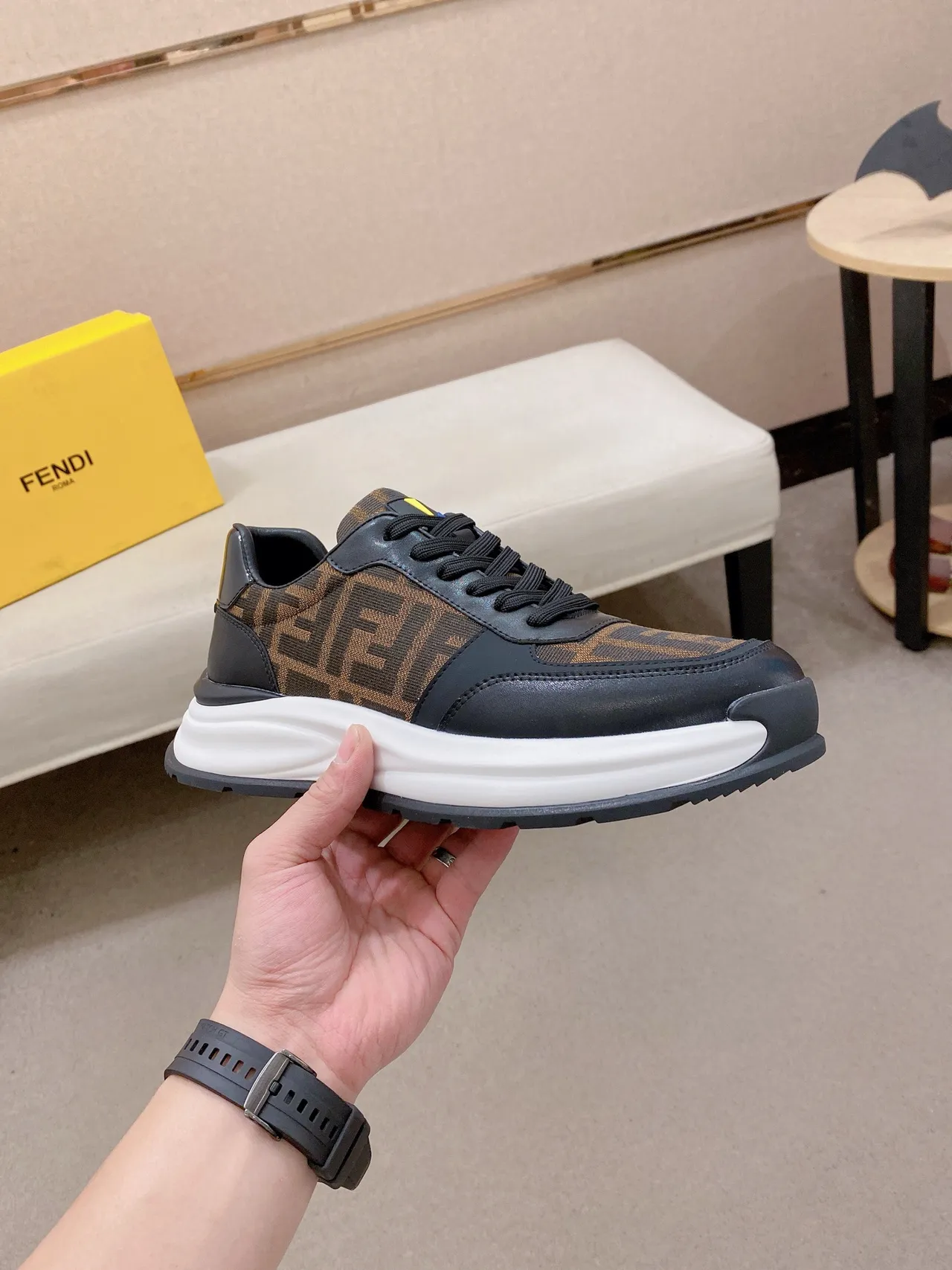 Fendi Tênis chunky com acentos de couro preto e marrom, tecido com monograma 4