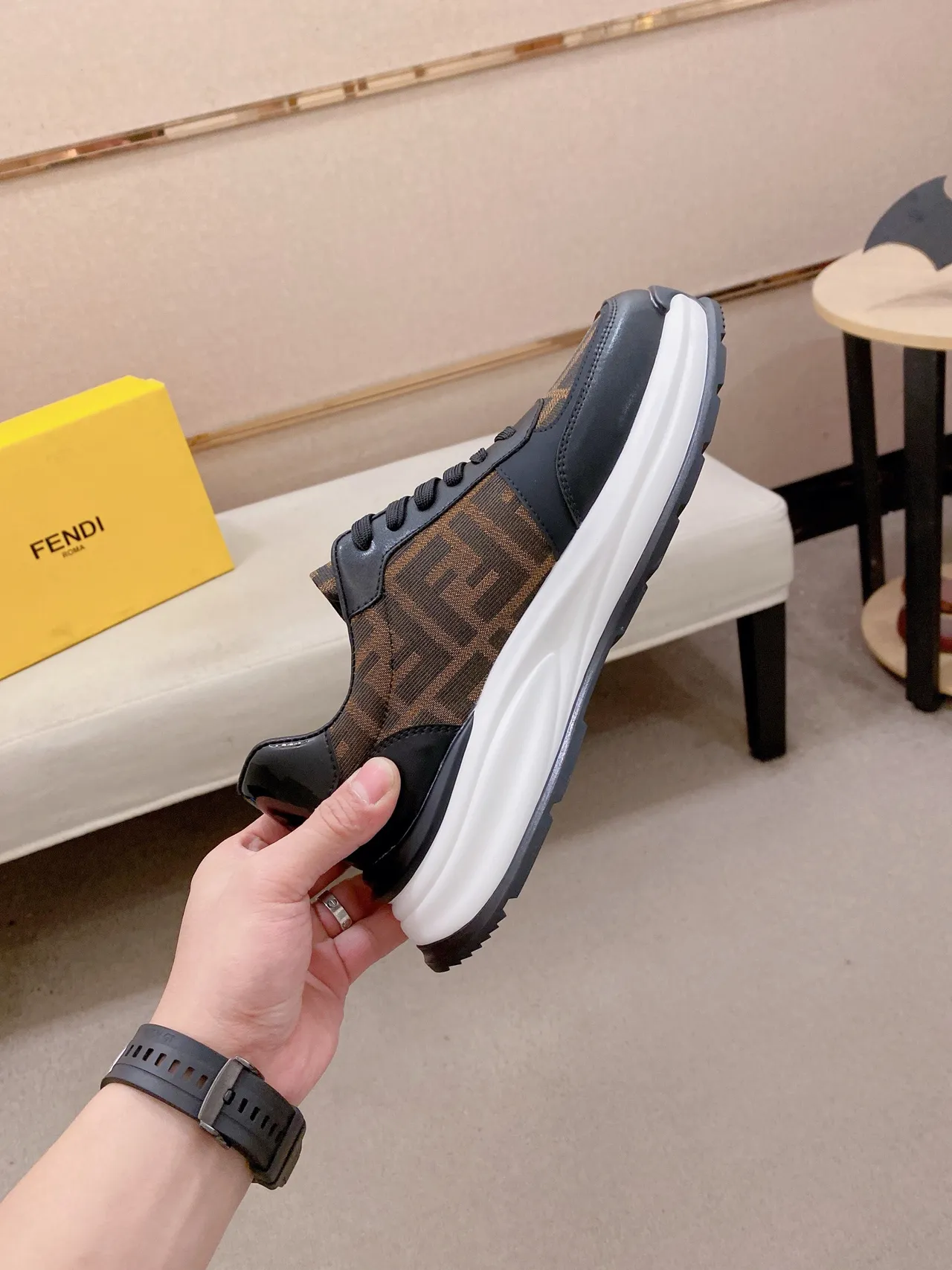 Fendi Tênis chunky com acentos de couro preto e marrom, tecido com monograma 5