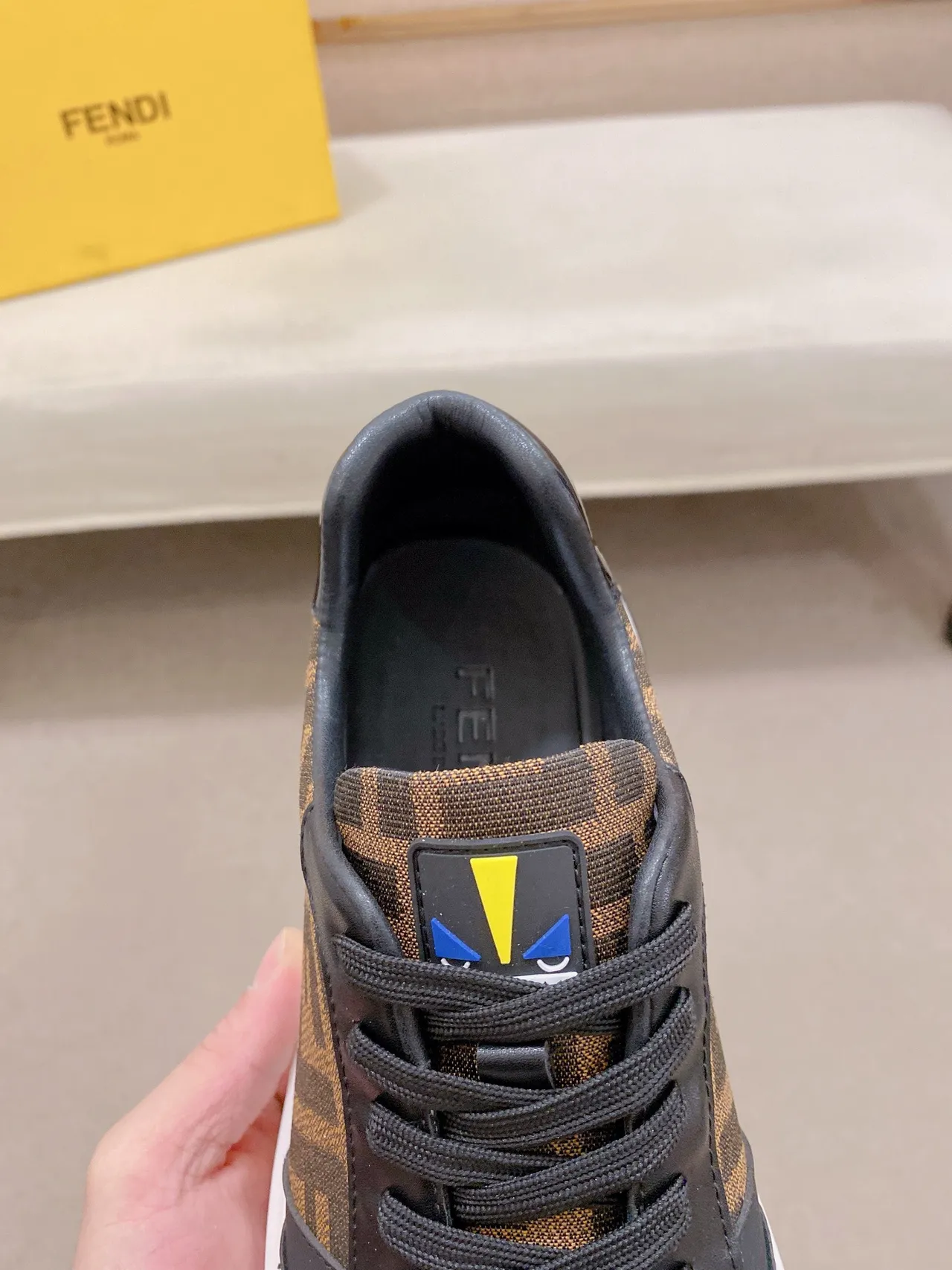 Fendi Tênis chunky com acentos de couro preto e marrom, tecido com monograma 6