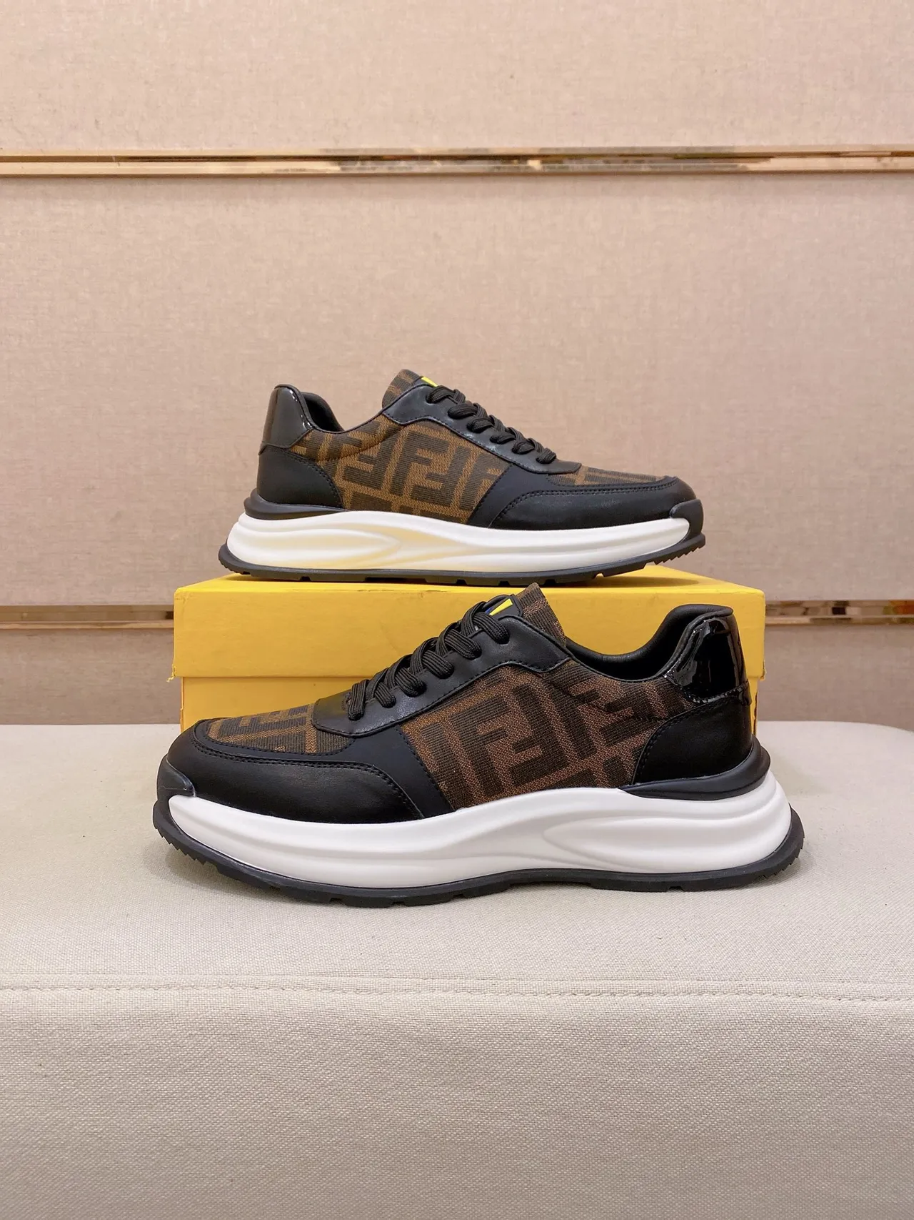Fendi Tênis chunky com acentos de couro preto e marrom, tecido com monograma 7