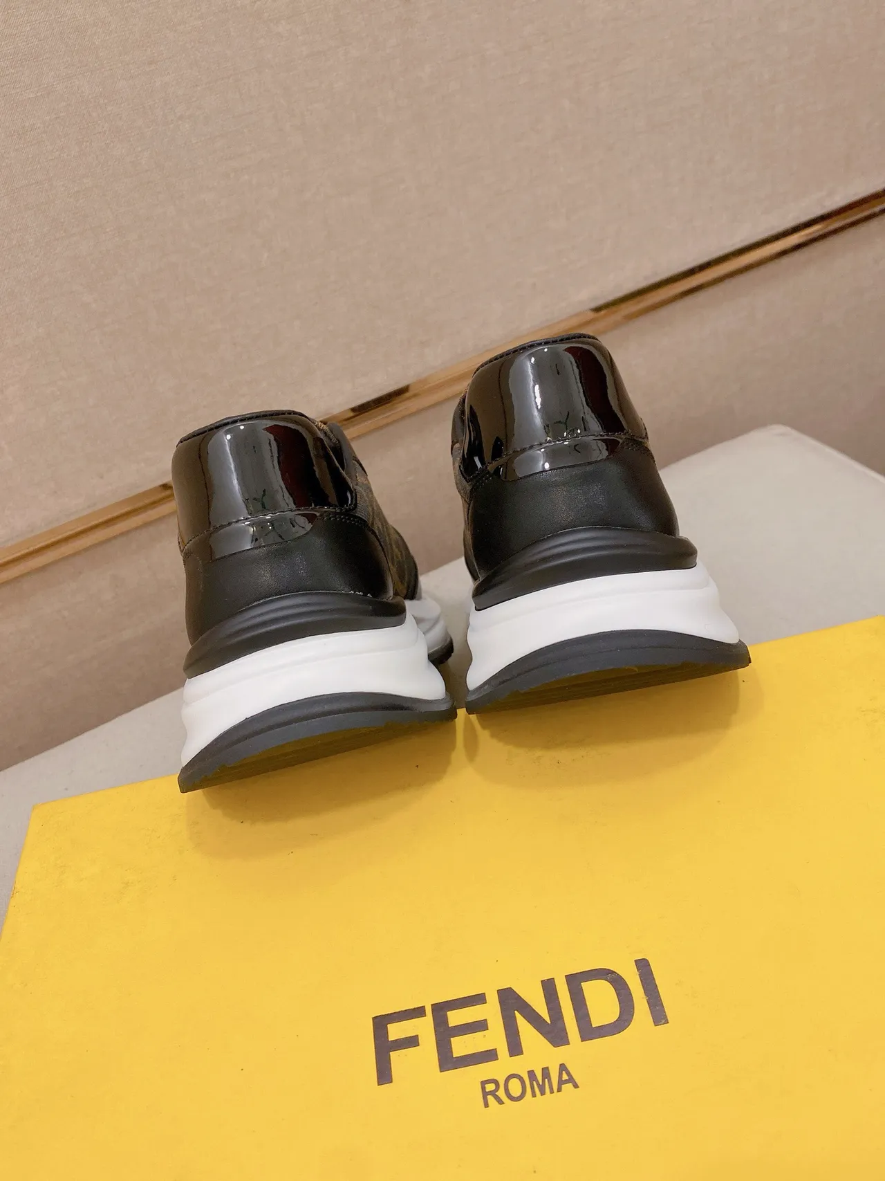 Fendi Tênis chunky com acentos de couro preto e marrom, tecido com monograma 8