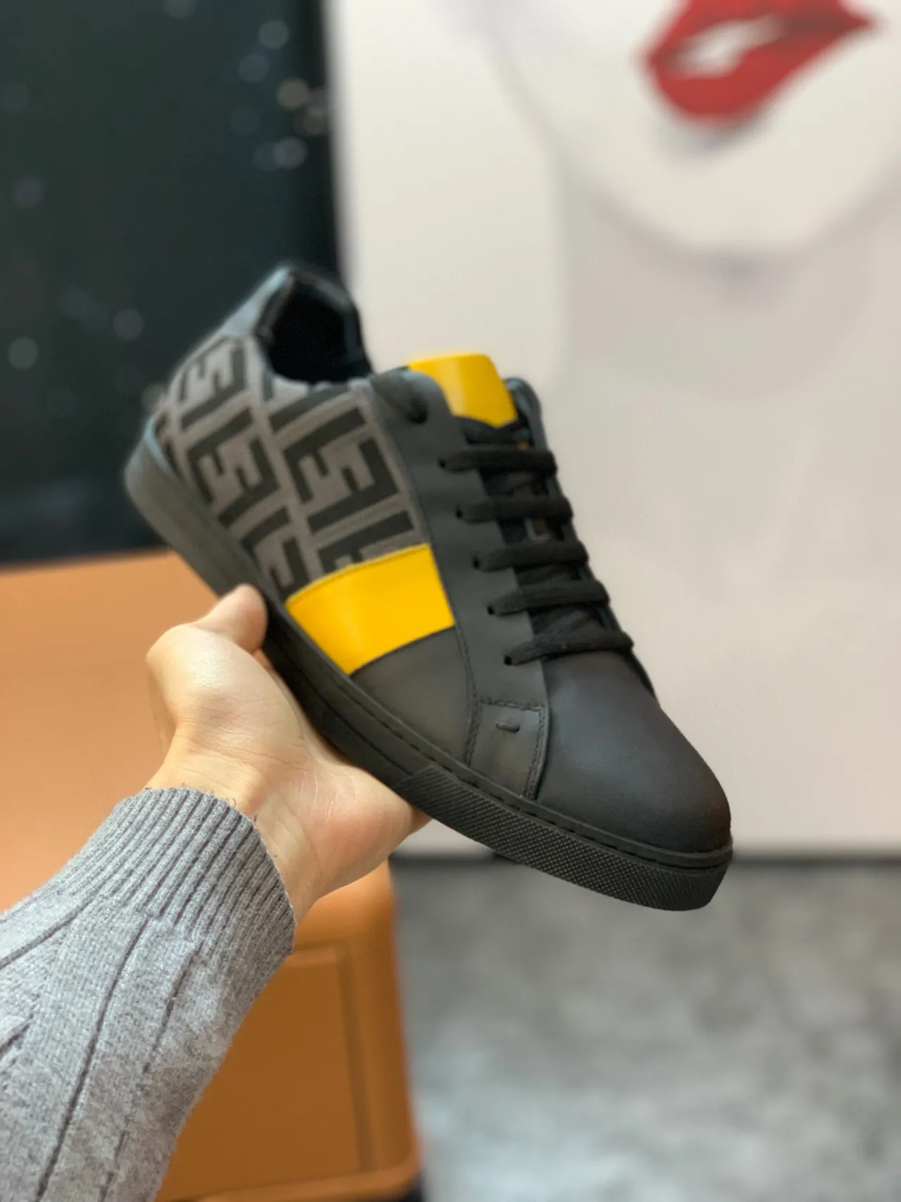 Fendi Tênis Lifestyle de couro preto amarelo monogramado, color-block com faixa lateral 1