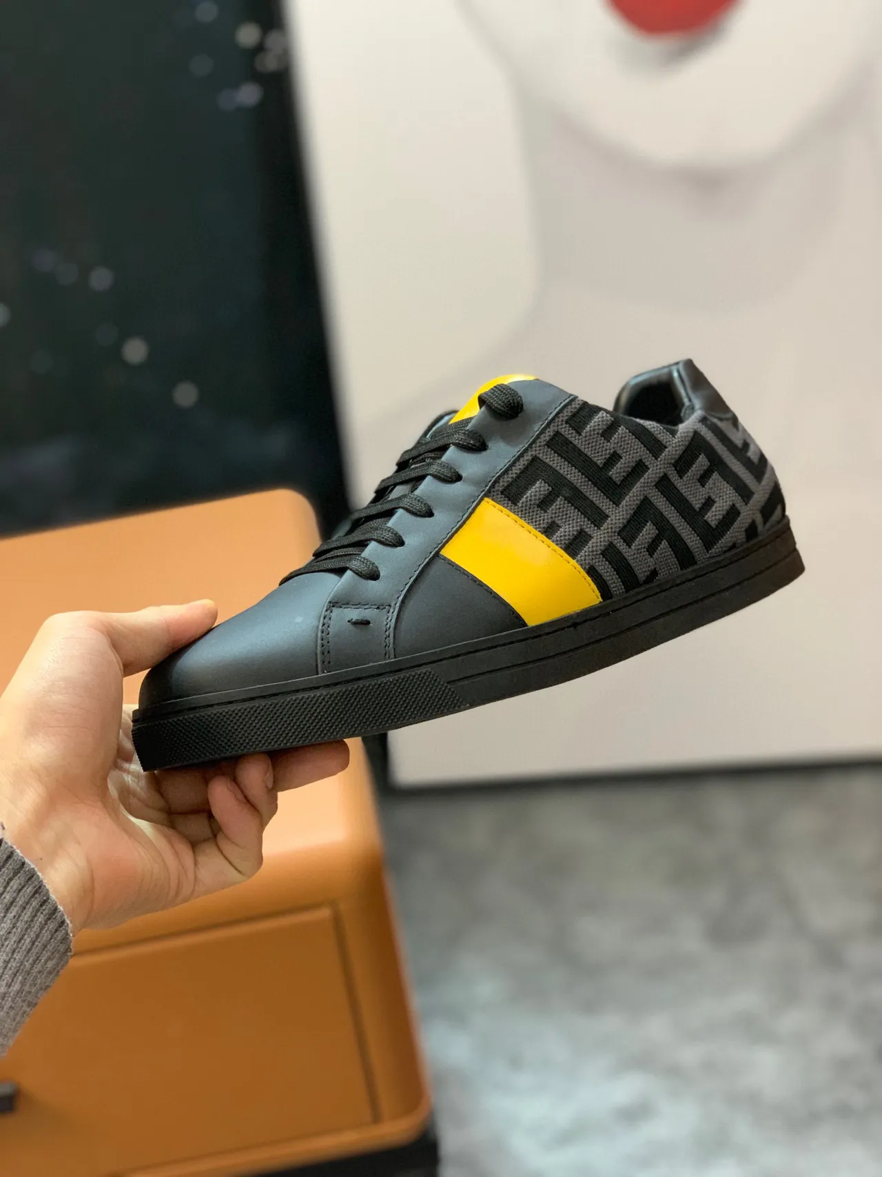 Fendi Tênis Lifestyle de couro preto amarelo monogramado, color-block com faixa lateral 8