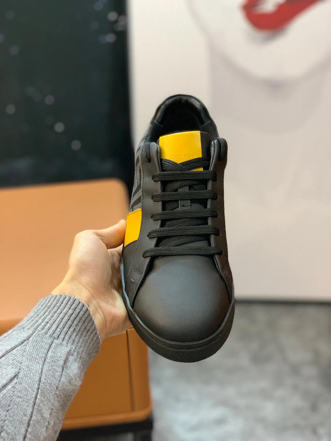 Fendi Tênis Lifestyle de couro preto amarelo monogramado, color-block com faixa lateral 9