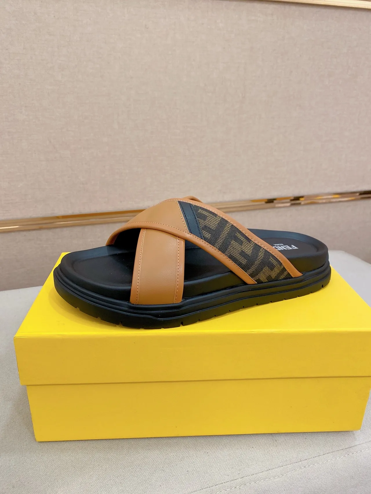 Fendi Sandale à brides croisées Noir Beige Semelle Plateforme 4