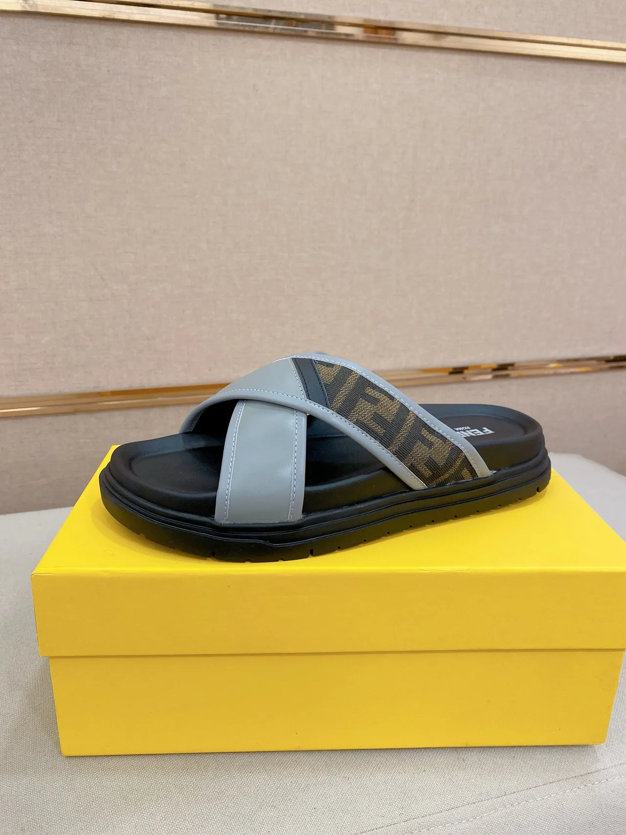 Fendi Sandale à brides croisées Noir Beige Semelle Plateforme 6
