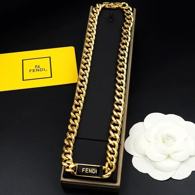Colar Fendi Corrente Curb Tom Dourado com placa branded 2