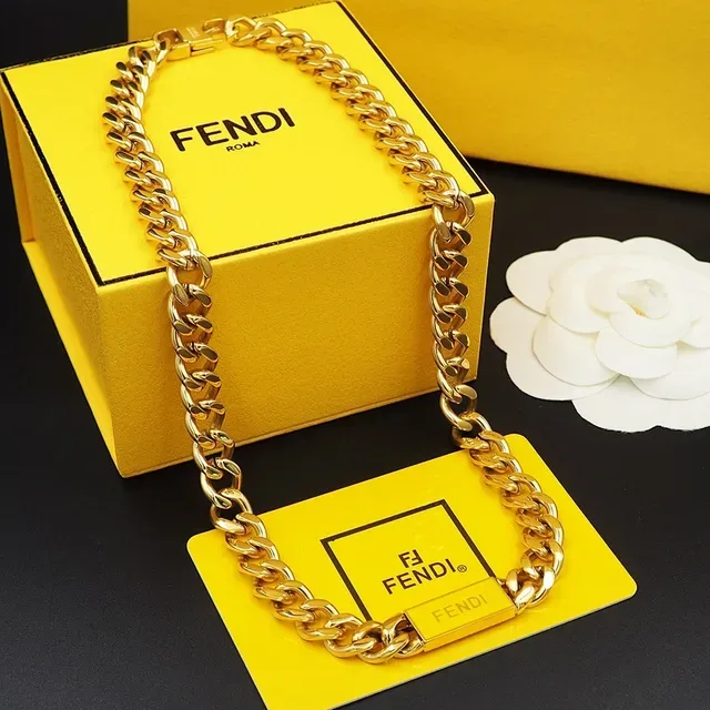 Colar Fendi Corrente Curb Tom Dourado com placa branded 3