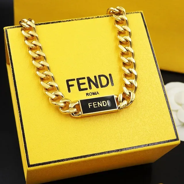 Colar Fendi Corrente Curb Tom Dourado com placa branded 6