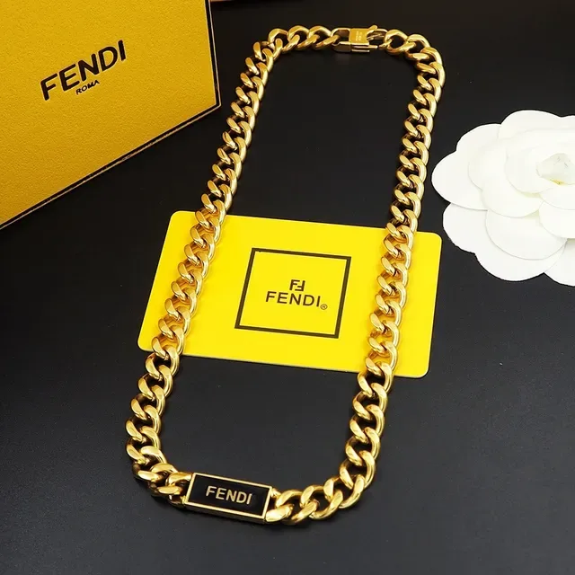 Colar Fendi Corrente Curb Tom Dourado com placa branded 8