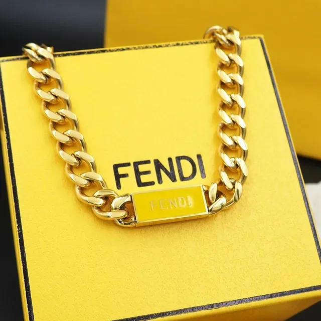Colar Fendi Corrente Curb Tom Dourado com placa branded 9