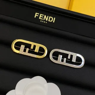 Fendi FF Logo ক্রিস্টাল-এম্বেলিশড ওভাল ব্রোচ
