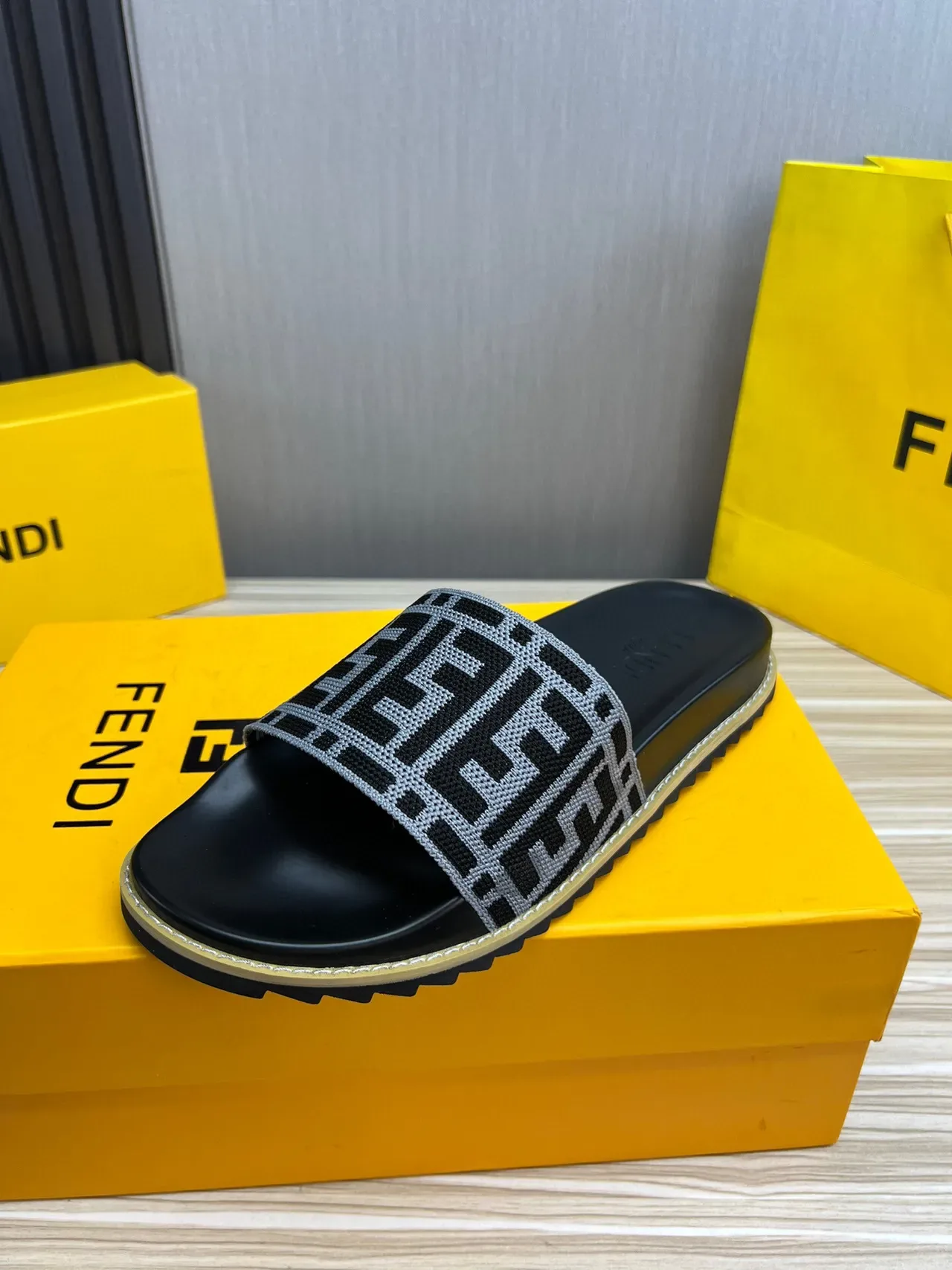 Fendi FF Logo Slide Noir Gris Sangle Tissée Monogramme Semelle Caoutchouc Moldée 2