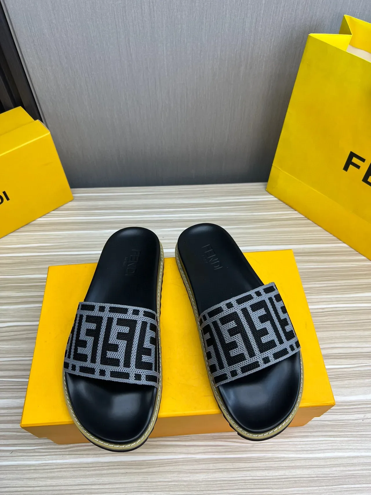 Fendi FF Logo Slide Noir Gris Sangle Tissée Monogramme Semelle Caoutchouc Moldée 3