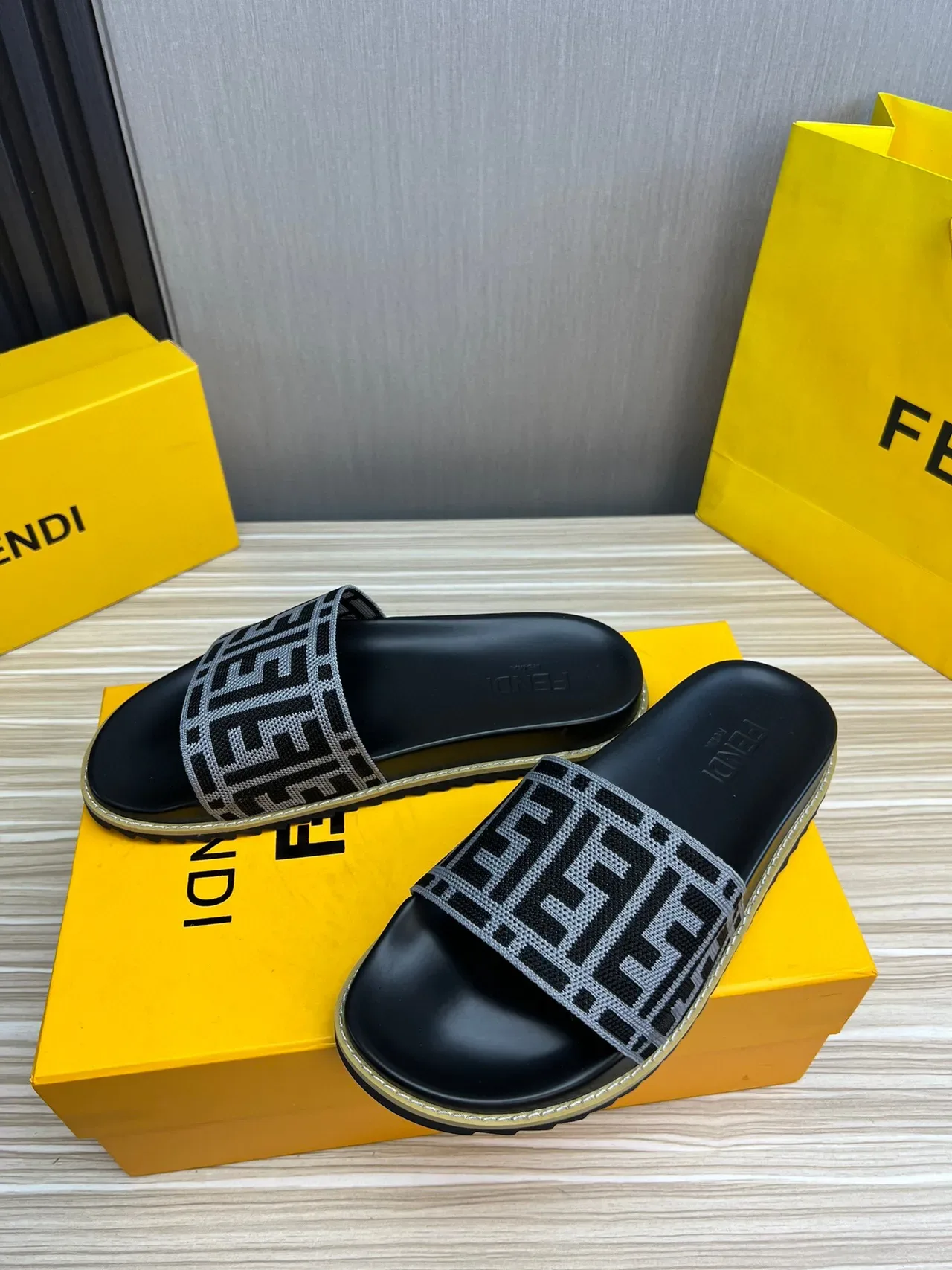 Fendi FF Logo Slide Noir Gris Sangle Tissée Monogramme Semelle Caoutchouc Moldée 4