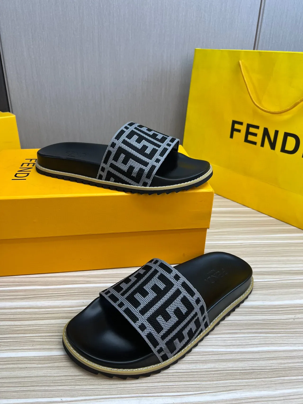 Fendi FF Logo Slide Noir Gris Sangle Tissée Monogramme Semelle Caoutchouc Moldée 5